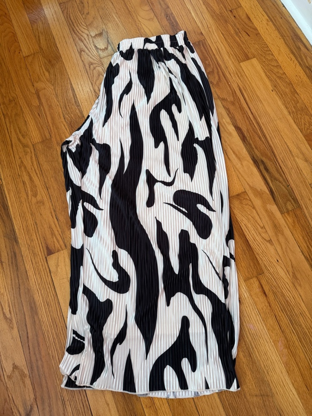 Wide Leg Pleated Pants in Black & White - Women's